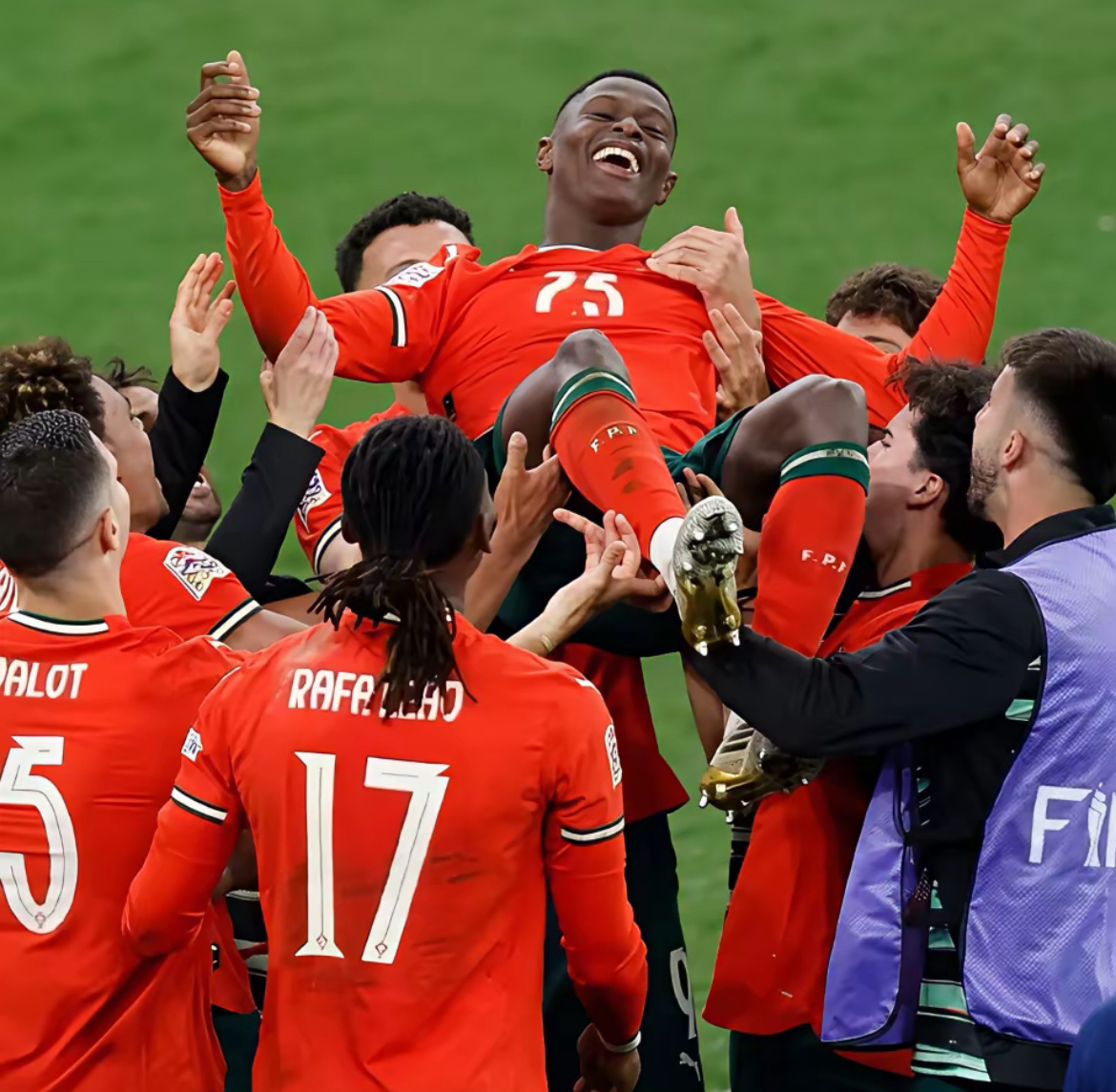 qy球友会在线入口包含葡萄牙体育迎亚冠关键赛；冲刺阶段再遭质疑；引发热议；球队文化再被提及的词条